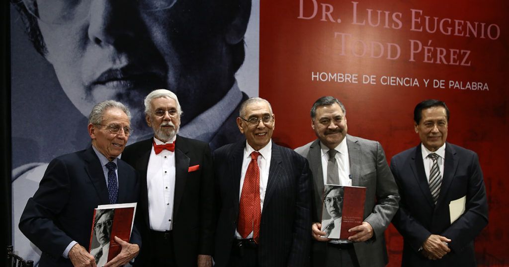 Con el Arq. Benavides y el rector Santos Guzmán
